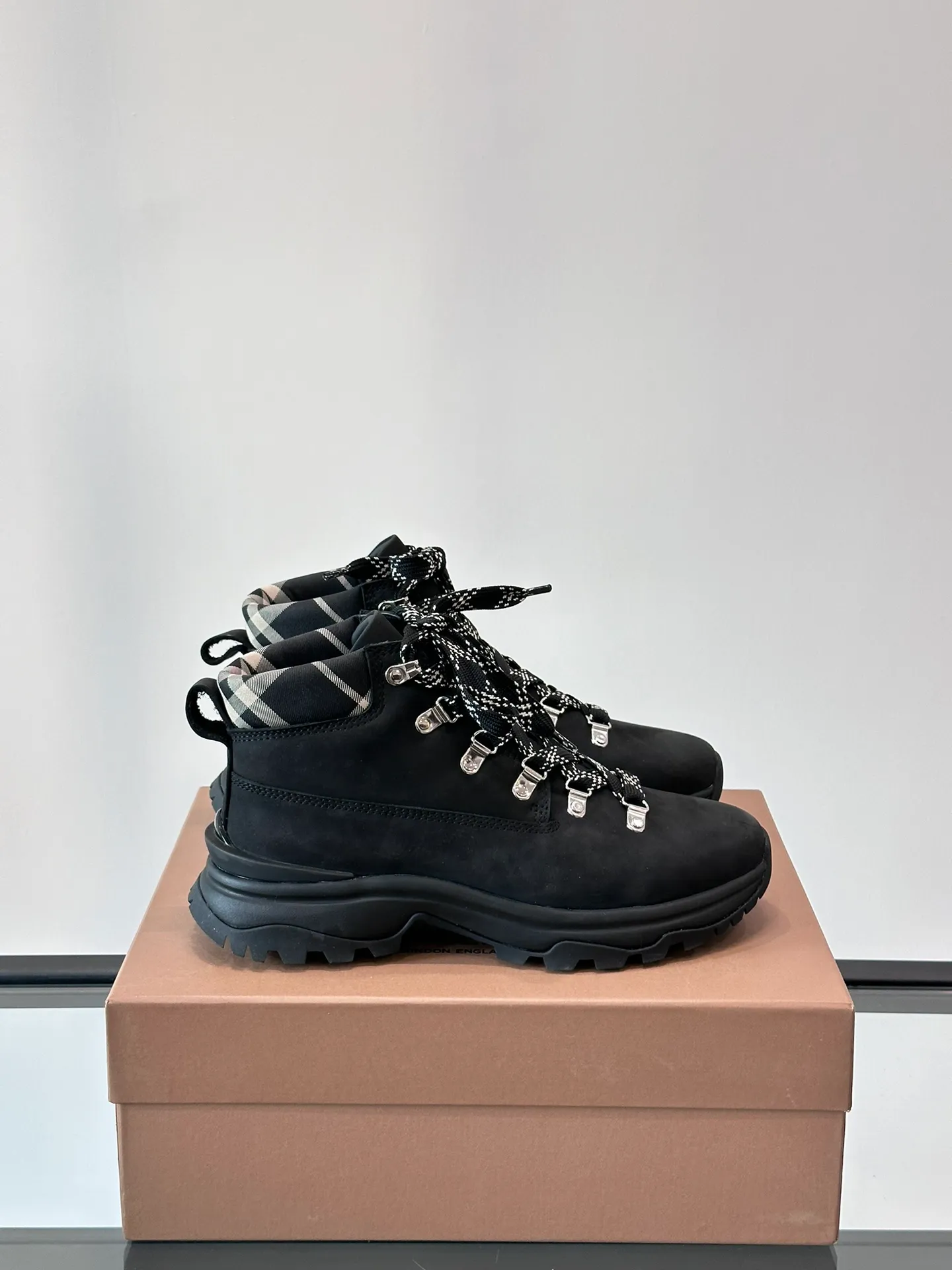 Men's shoes 💰800 ◾️▫️Burberry 2024🆕Ss men's classic high-top thick-soled sneakers, made of first-grain cowhide and decorated with the new brand logo. First-layer cowhide foot pads, the heel is decorated with Burberry lettering embossed logo, and the original TPU outsole! Size: 39-44 (customized at 38.45)